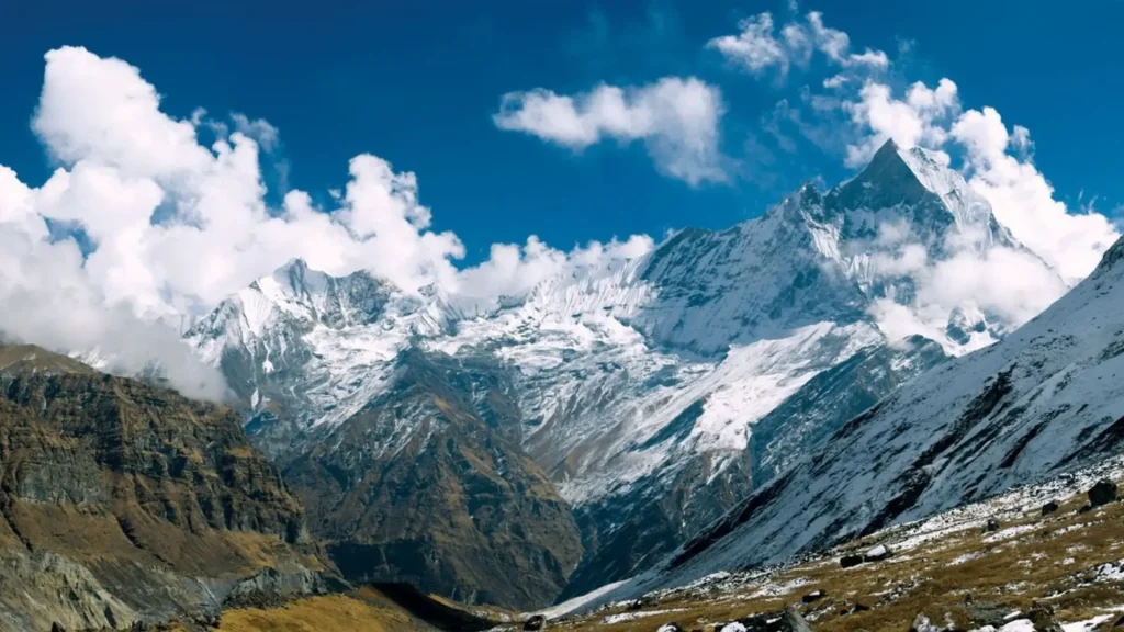annapurna-massif-mountain-range-landscape-view-on-the-annapurna-circuit-trek-in-nepal